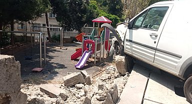 Pendik'te araç site duvarına çarptı, yıkılan duvarın parçaları çocuk parkına düştü