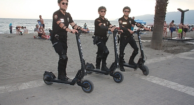 Polisler Sahillerde Scooterla Devriye Geziyor
