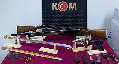 Ruhsatsız silahların bulunduğu eve polis baskını