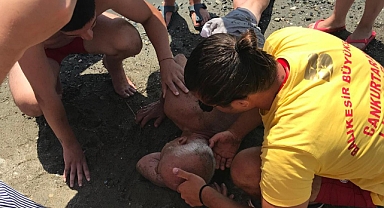 Sahilde Alkolden Fenalaşan Kişinin Yardımına Cankurtaran Koştu   