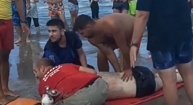 Serinlemek için denize giren 2 kişi boğulmaktan kurtarıldı