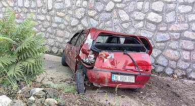 Servis minibüsü otomobile çarptı: 4 yaralı