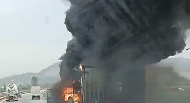 Seyir halindeki kamyonet alev alev yandı