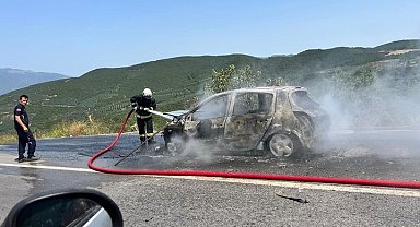 Seyir halindeki otomobil alev topuna döndü