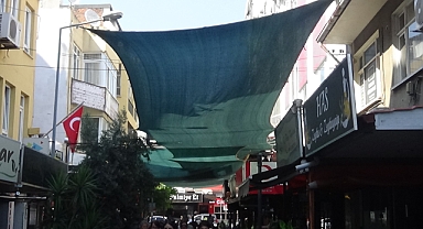 Sıcaklardan Bunalan Esnaf Çareyi Sokağın Üstünü Zeytin Brandaları İle Örttü