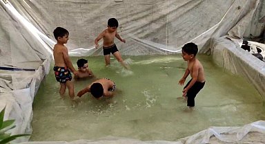 Sıcaktan bunalan çocuklar için bahçesine minyatür havuz yaptı