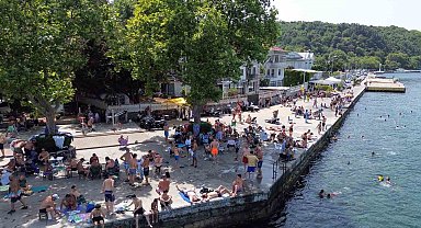 Sıcaktan bunalan İstanbullular Boğaz'a girerek serinledi