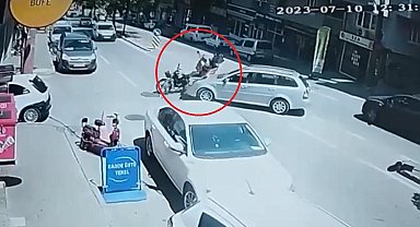 Siparişe giden kuryeye otomobil çarptı