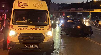 Bariyere çarpan araç takla atıp ters döndü