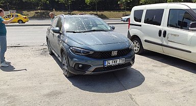 Hafriyat kamyonundaki beton otomobilin üzerine döküldü