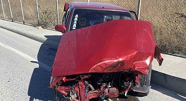 Sultangazi'de park halindeki tıra çarpan sürücü otomobilinden fırladı