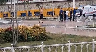 Taksim Meydanı'nda hareketli dakikalar kamerada: Bıçakla kendini rehin aldı