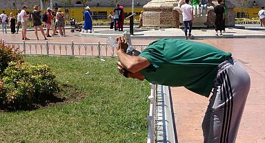 Sıcaktan Bunalan Vatandaş Kafasına Süs Havuzuna Soktu