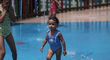 Tarihin en sıcak gününde çocuklar su parkına akın etti