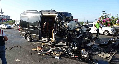 Tur minibüsü tıra arkadan çarptı: 2 ölü, 6'sı ağır 10 turist yaralı