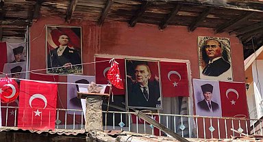 Türk bayrakları ve Atatürk posterleriyle donattığı evi ilgi odağı oldu