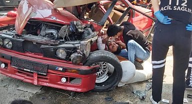 Üst geçidin direğine çarpan otomobil ikiye katlandı: 2 ağır yaralı