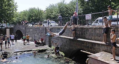 Uzmanı uyardı: Serinlemek için tercih edilen havuzlar hastalık saçıyor