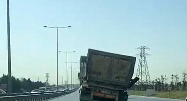 Yamuk ilerleyen hafriyat kamyonunun tehlikeli yolculuğu kameraya yansıdı