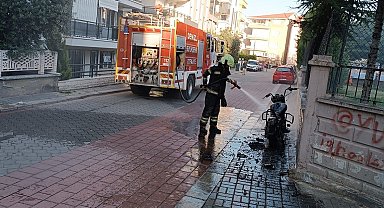 Yanan motosiklet hurdaya döndü