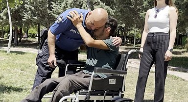 Yardımsever polis memuru engelli genci akülü sandalyesine kavuşturdu
