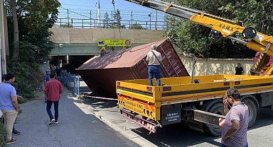 'Dikkat Düşük Köprü' tabelasını görmeyen tır sürücüsü alt geçide çarptı