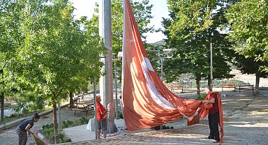 54 haneli mahallede 54 metrekarelik Türk bayrağı