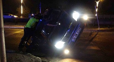 Alkollü Sürücünün Kullandığı Cip Sinyalizasyon Direğine Çarpıp Yan Yattı