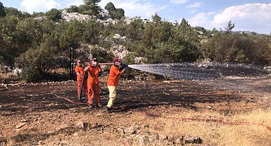 Antalya'da bozuk ormanlık alanda çıkan yangın söndürüldü
