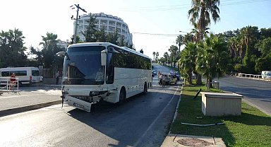Antalya'da otel servis otobüsü 2 araca çarptı: 6 yaralı