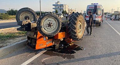 Antalya'da otomobil traktöre çarptı: 2 yaralı