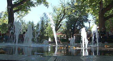 Aşırı sıcaktan bunalan başkentliler parklara akın etti