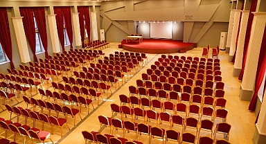 Ayvalık’ta İsmet İnönü Kültür Merkezi yeni yüzüyle hizmete girdi