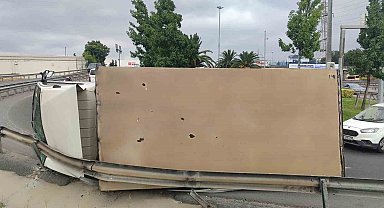 Bahçelievler'de virajı alamayan kamyonet yan yattı: Kaza sonrası sürücü kaçtı