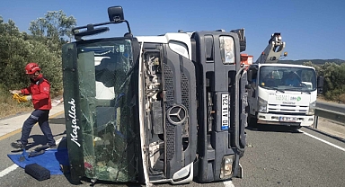Balıkesir'de devrilen beton mikserinin sürücüsü öldü