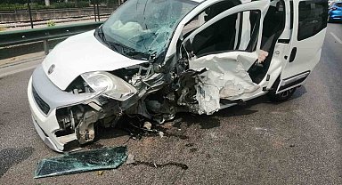 Bariyerlere çarpan hafif ticari araç metrelerce savruldu, sürücüsü sıkıştı