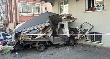 Başkent'te freni boşalıp duvara çarpan kamyonetin sürücüsü hayatını kaybetti