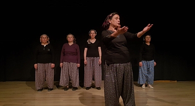 Bergamalı Köylü Kadınlardan Tiyatro Gösterisi  