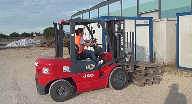 Bu Kadınlar Forklift Operatörü   