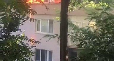 Bursa'da 4 katlı apartmanın çatısı alev alev yandı