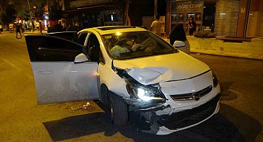 Çarpışan otomobiller hurdaya döndü