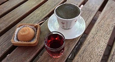 Cezve yerine fincanda pişirilen 'İsli Kahve' kültürü tarihi handa devam ediyor