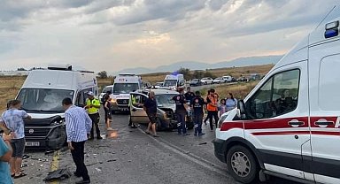 Denizli'de karavan ile hafif ticari araç çarpıştı: 2'si ağır 9 kişi yaralandı