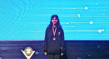 Depremzede liseli Duru, Kızlar Bilgisayar Olimpiyatında Avrupa Şampiyonu oldu