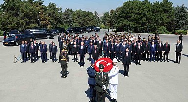 Devlet erkanı 30 Ağustos nedeniyle Anıtkabir'i ziyaret etti