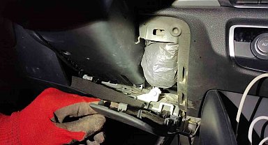 Direksiyon altına gizlenmiş 500 gram bonzai ele geçirildi