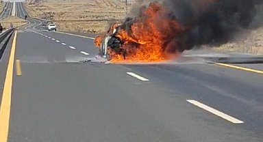 Diyarbakır-Şanlıurfa yolunda otomobil alevlere teslim oldu