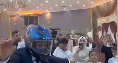 Diyarbakır'da motorcu damat düğününde kaskla doyasıya eğlendi