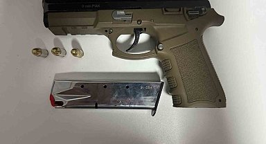 Dolandırıcılık suçundan aranan şüpheli üzerinde tabancayla yakalandı