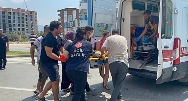 Düğün konvoyu geçerken yola çıkan çocuğa otomobil çarptı